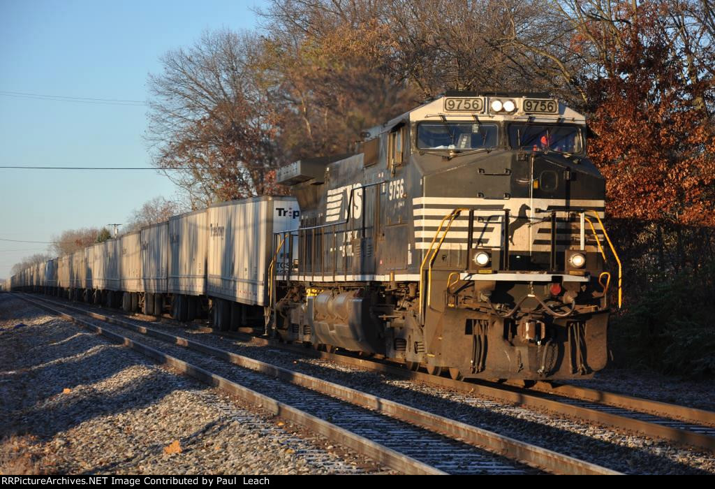 Eastbound Roadrailer approaches the diamonds